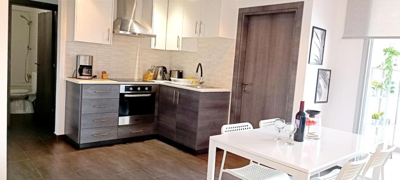 Dezo Luxury Town Apartment Larnaka Exterior foto