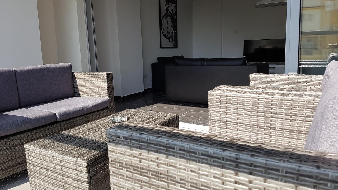Dezo Luxury Town Apartment Larnaka Exterior foto