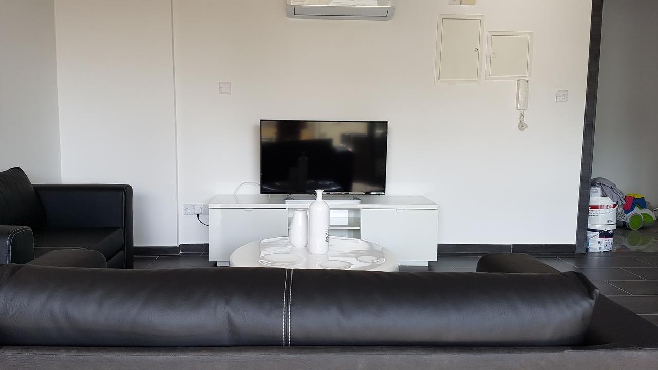 Dezo Luxury Town Apartment Larnaka Exterior foto