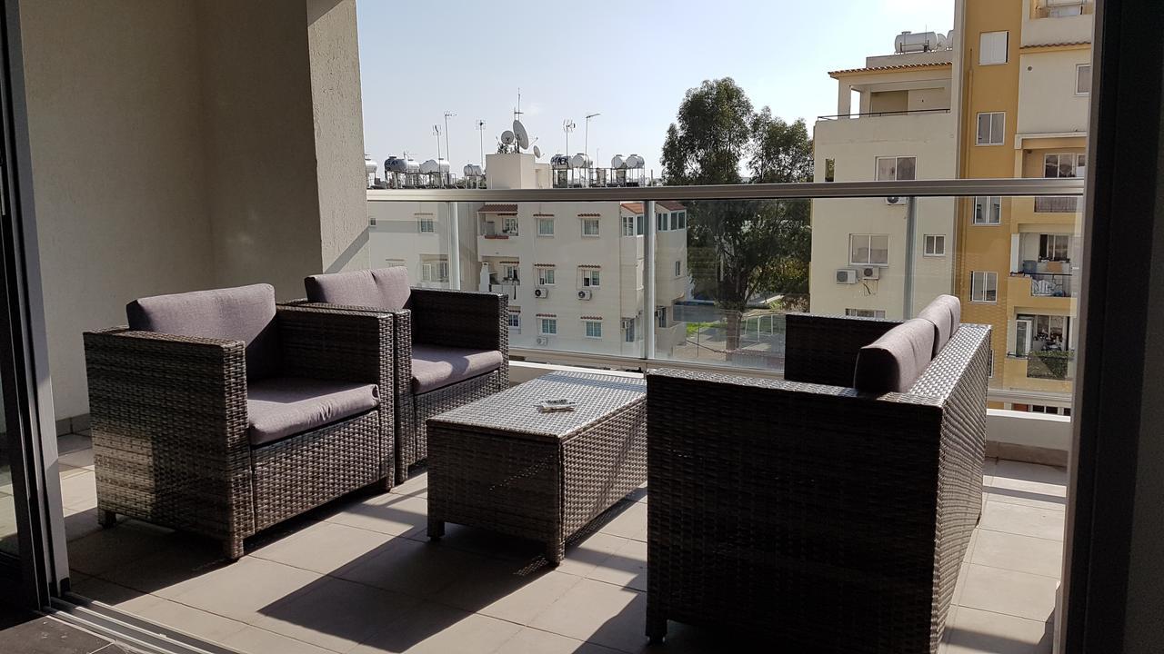 Dezo Luxury Town Apartment Larnaka Exterior foto