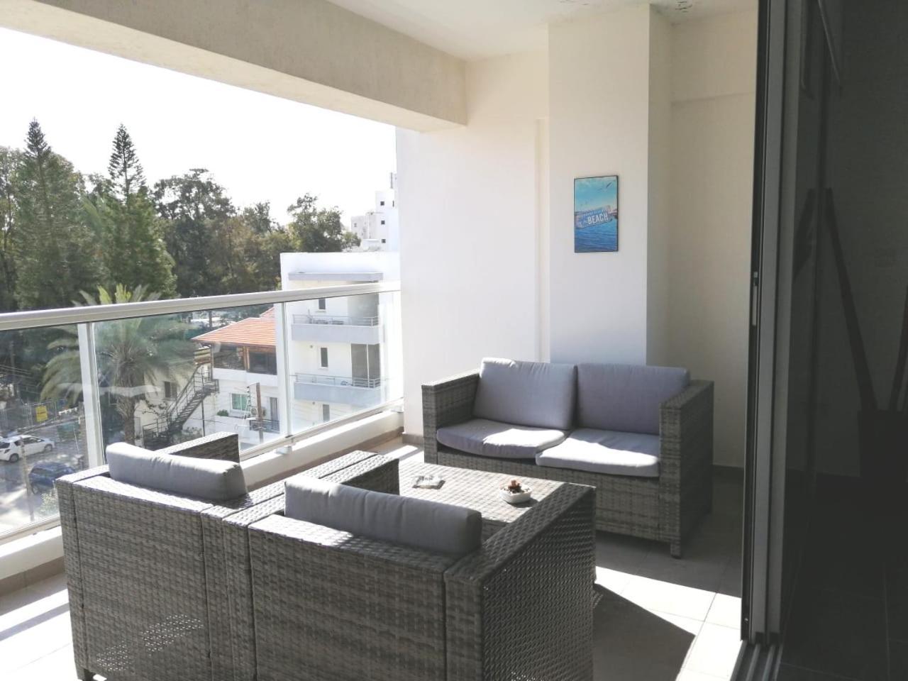 Dezo Luxury Town Apartment Larnaka Exterior foto